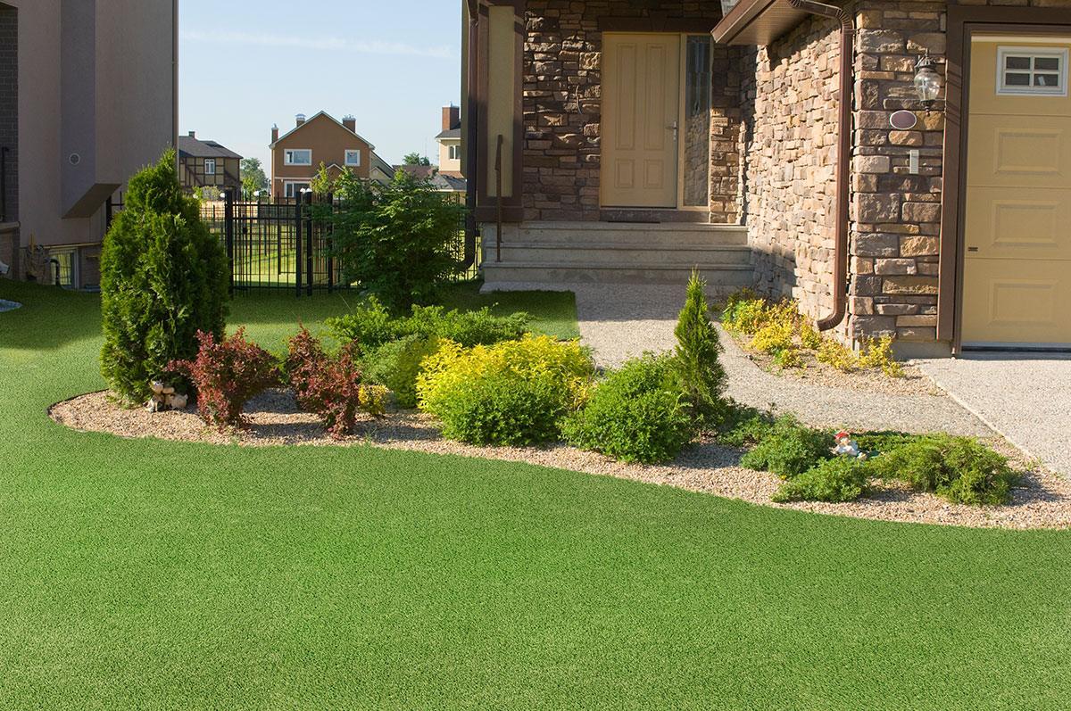 Emerald Green 76oz artificial turf room scene